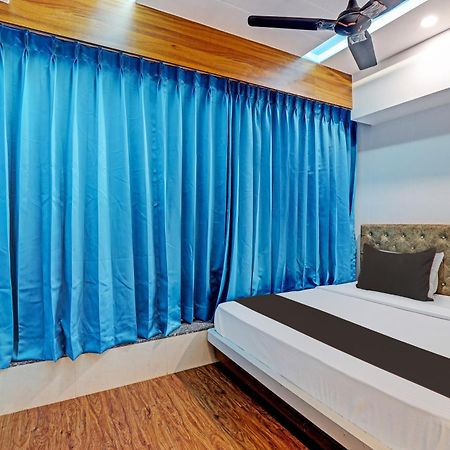 Collection O Hotel Swarg Surat Esterno foto