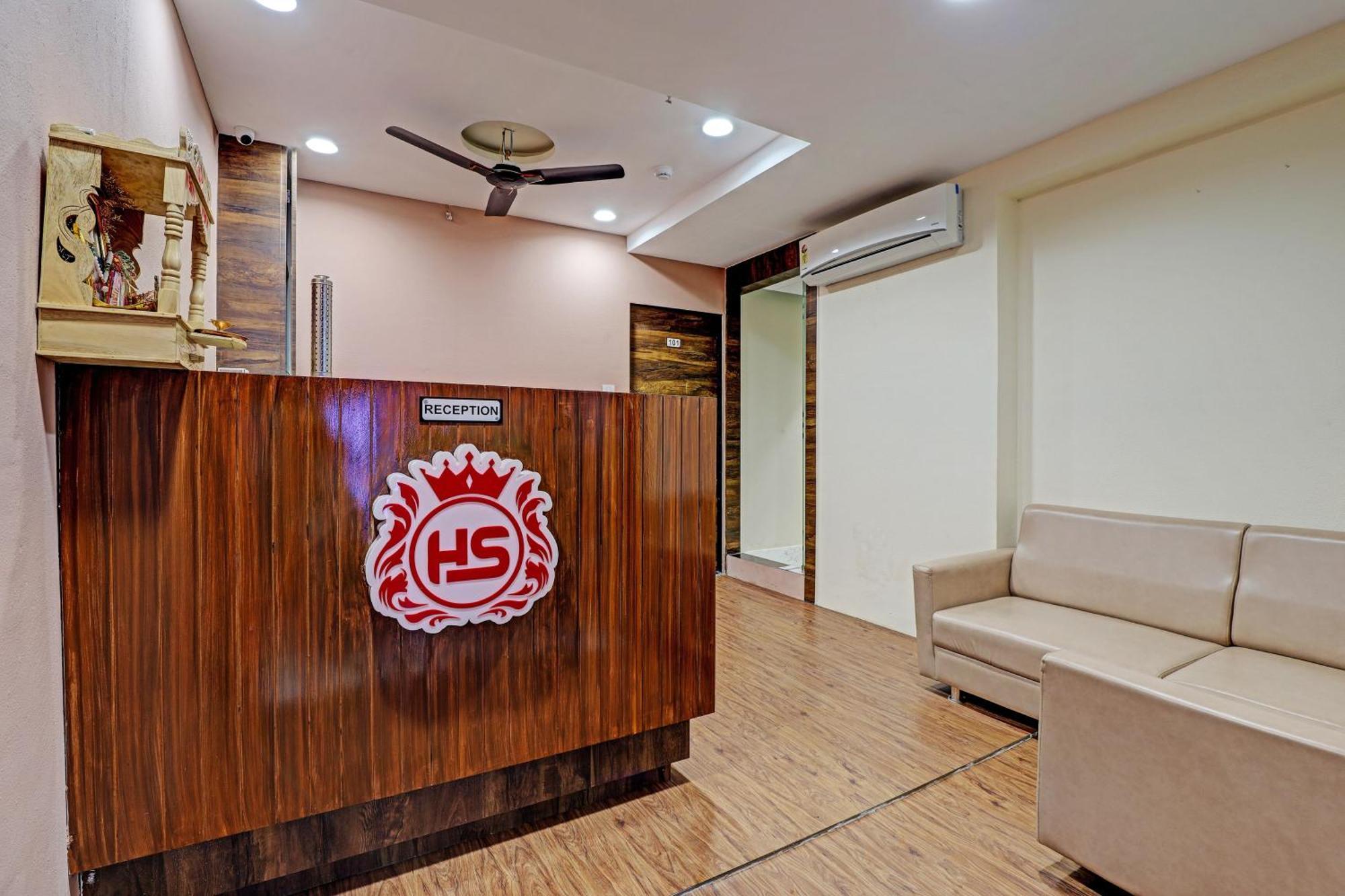 Collection O Hotel Swarg Surat Esterno foto