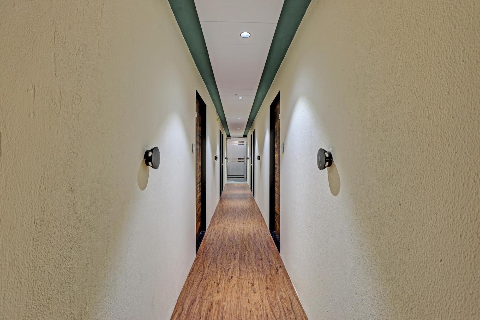 Collection O Hotel Swarg Surat Esterno foto