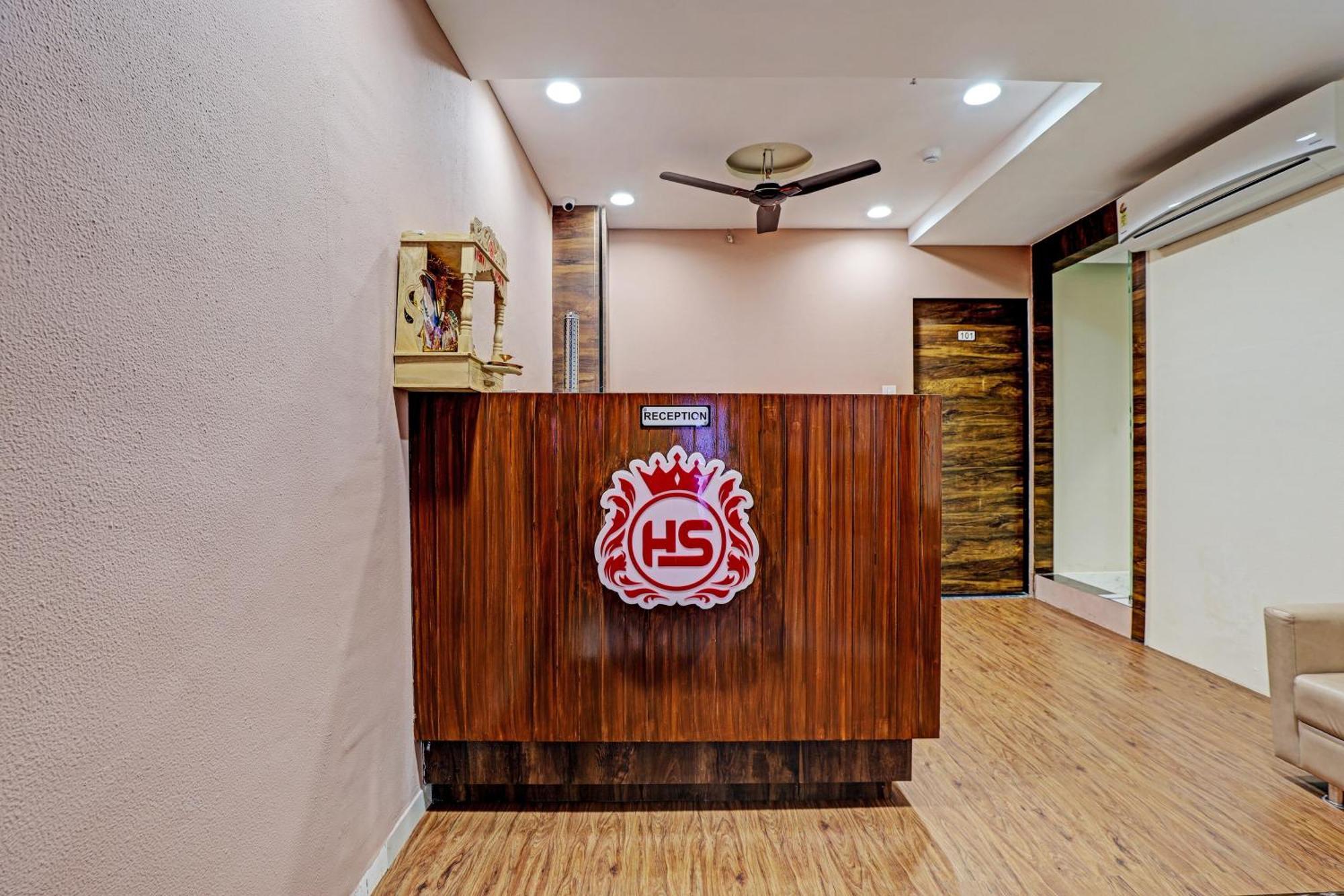 Collection O Hotel Swarg Surat Esterno foto