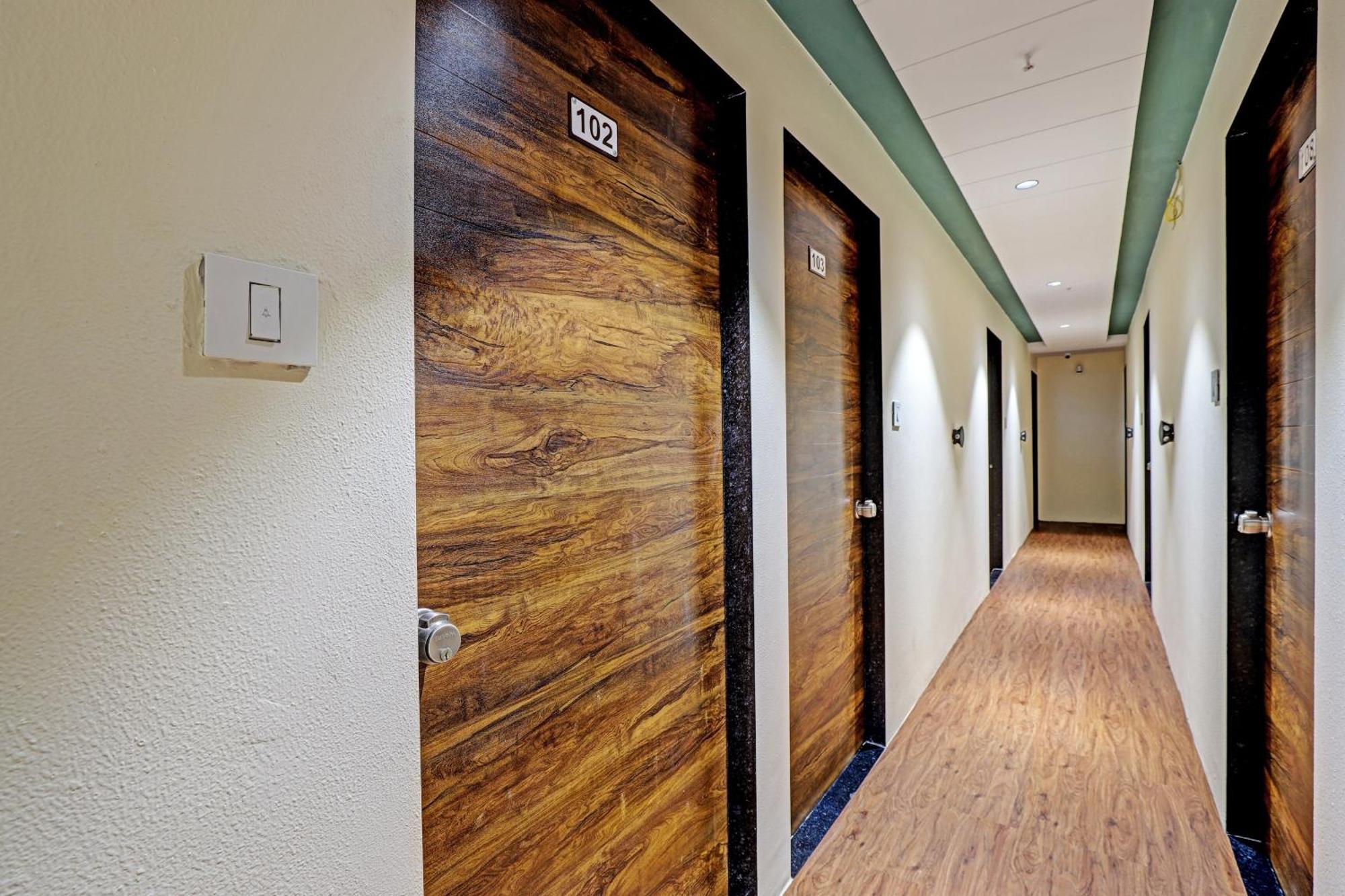 Collection O Hotel Swarg Surat Esterno foto