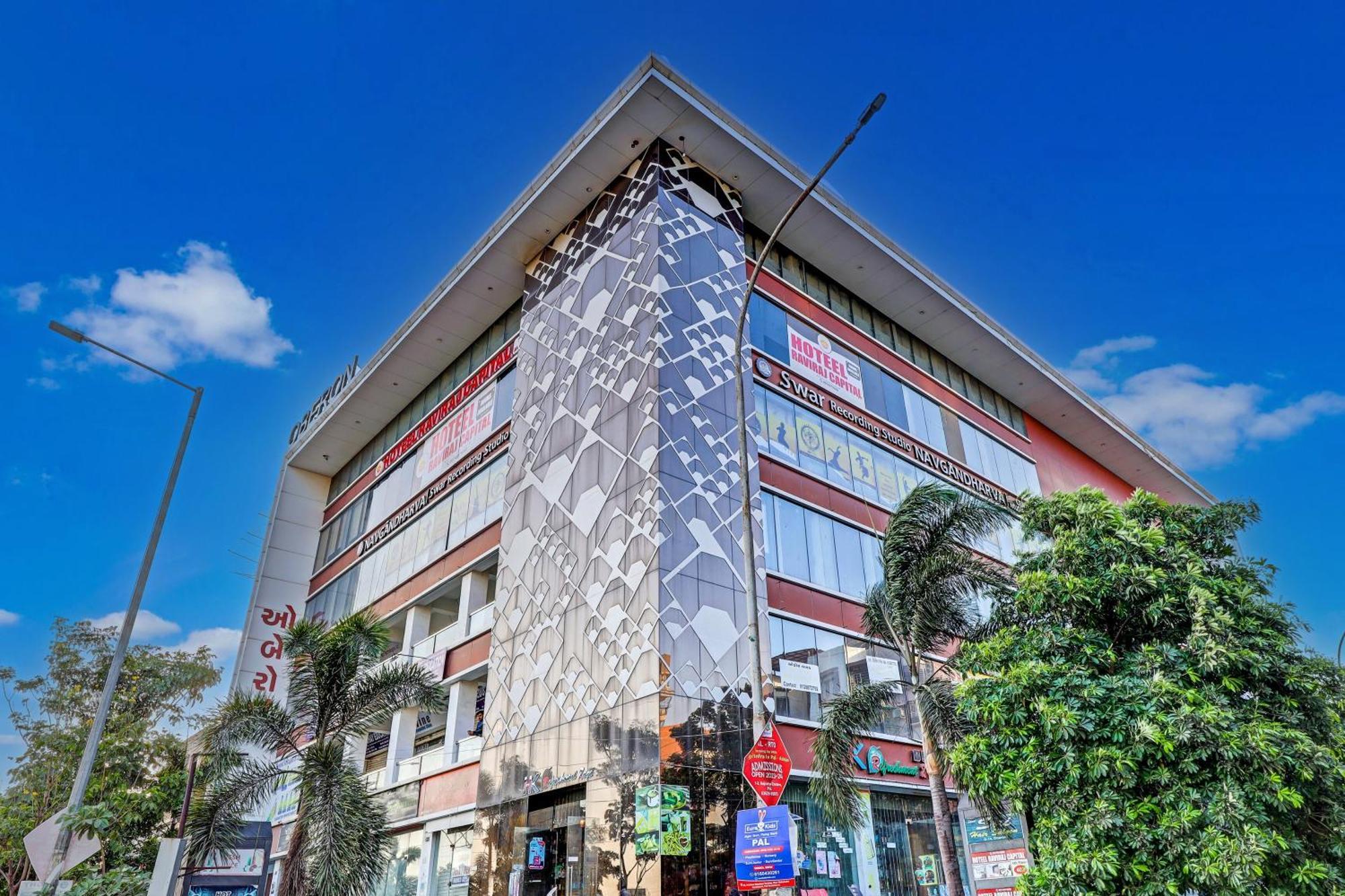 Collection O Hotel Swarg Surat Esterno foto