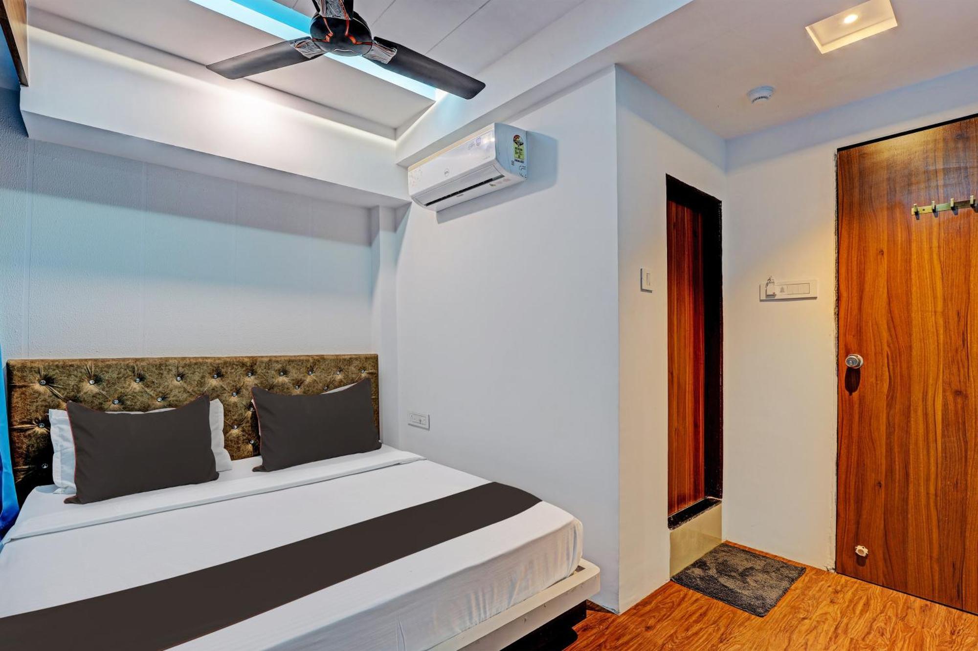 Collection O Hotel Swarg Surat Esterno foto