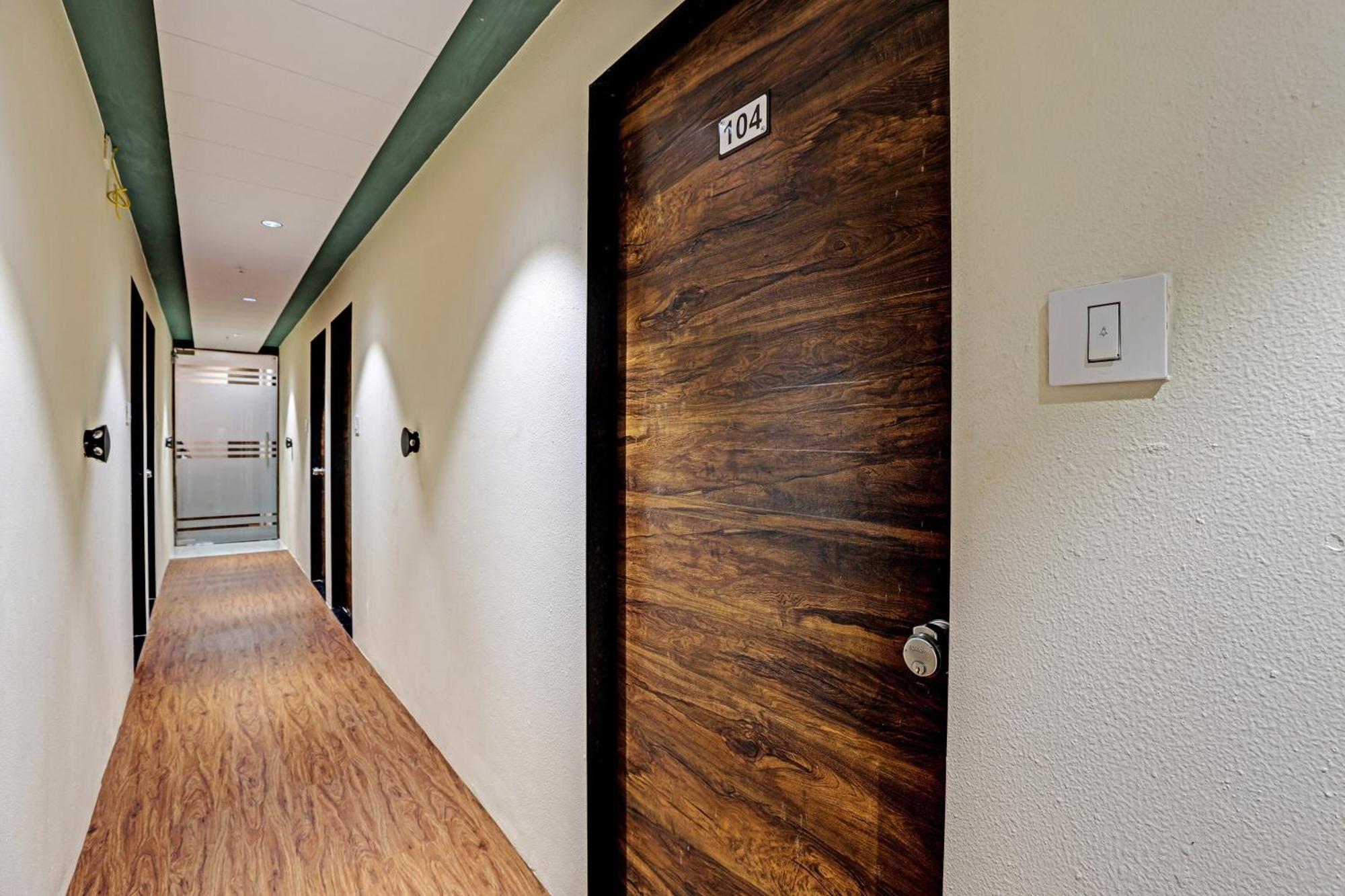 Collection O Hotel Swarg Surat Esterno foto