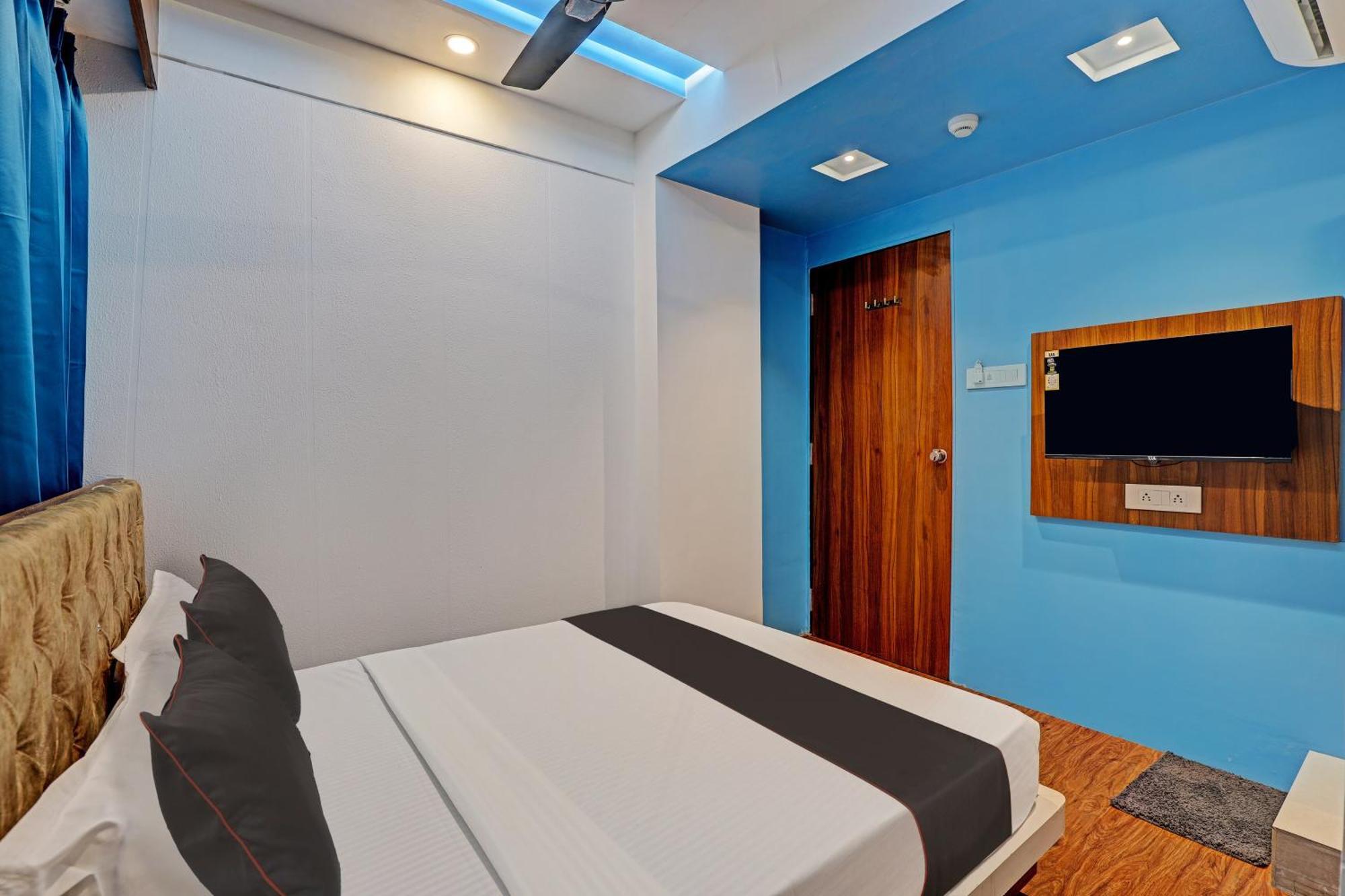 Collection O Hotel Swarg Surat Esterno foto