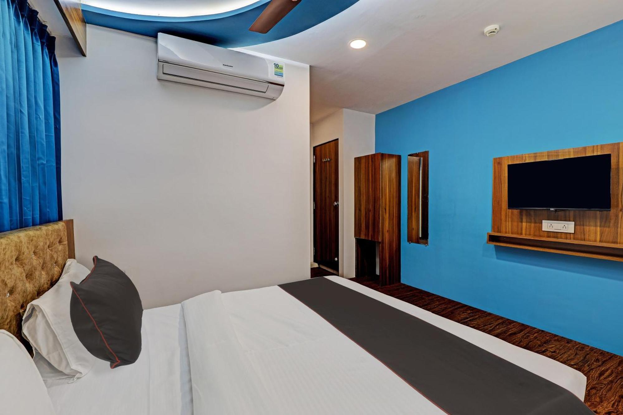 Collection O Hotel Swarg Surat Esterno foto