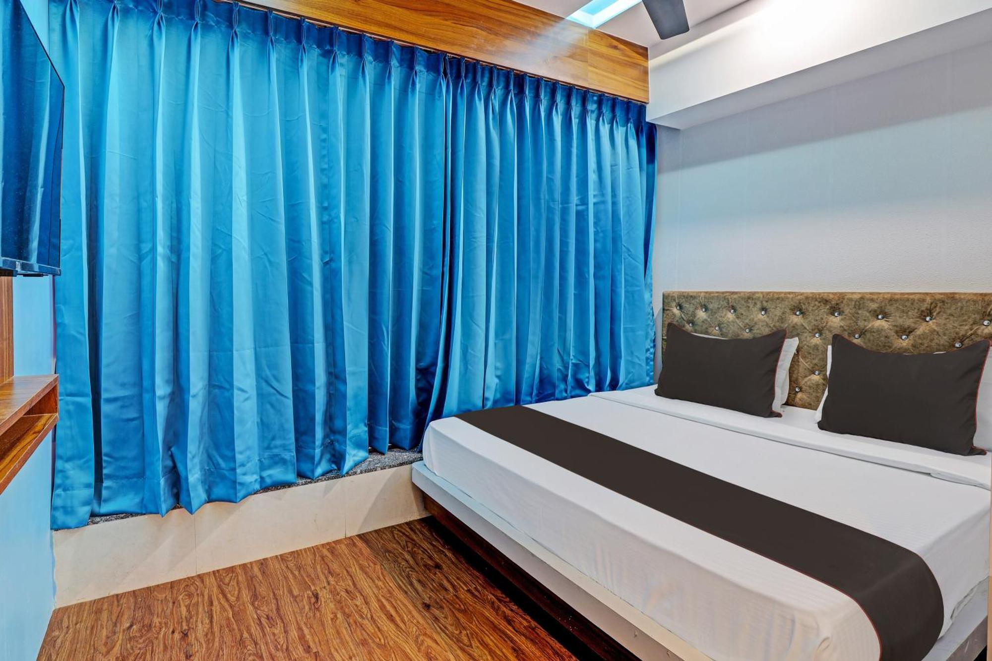 Collection O Hotel Swarg Surat Esterno foto
