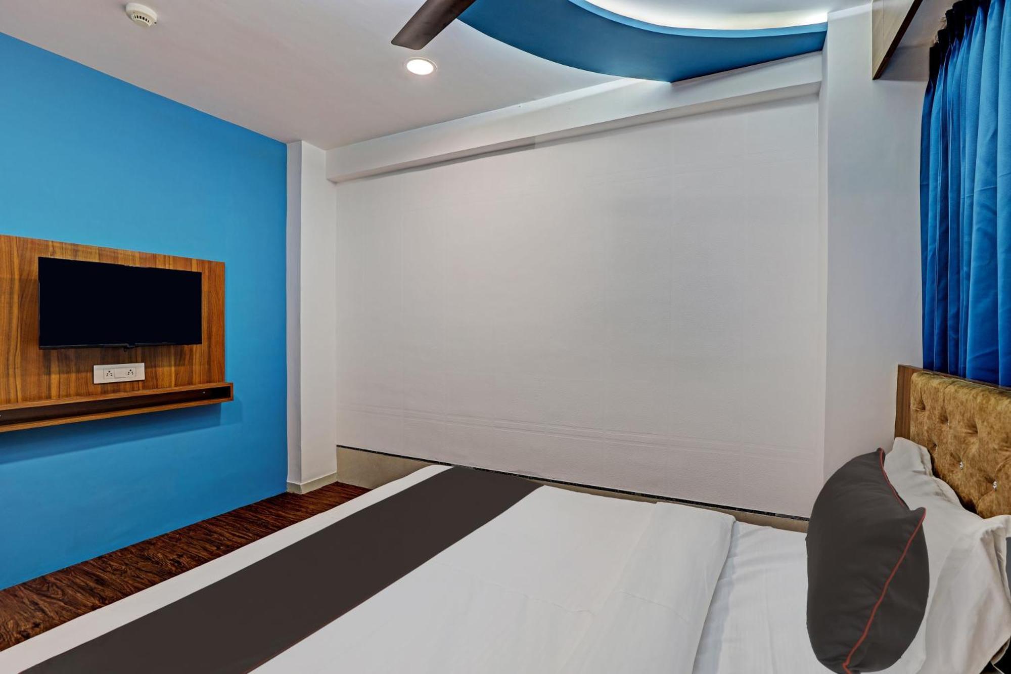 Collection O Hotel Swarg Surat Esterno foto